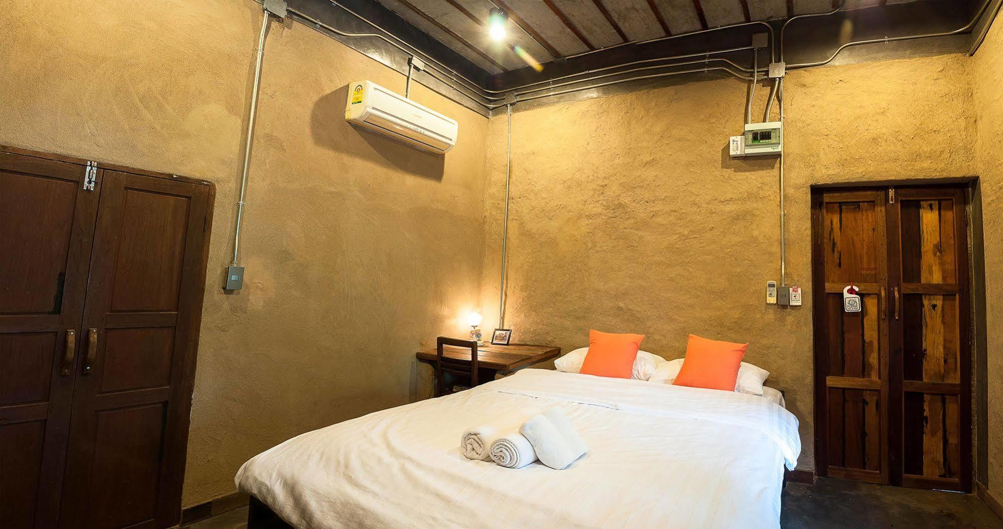 เฮือนดิน กลิ่นไม้ บูทิค โฮเต็ล Hotel เชียงใหม่ ภายนอก รูปภาพ